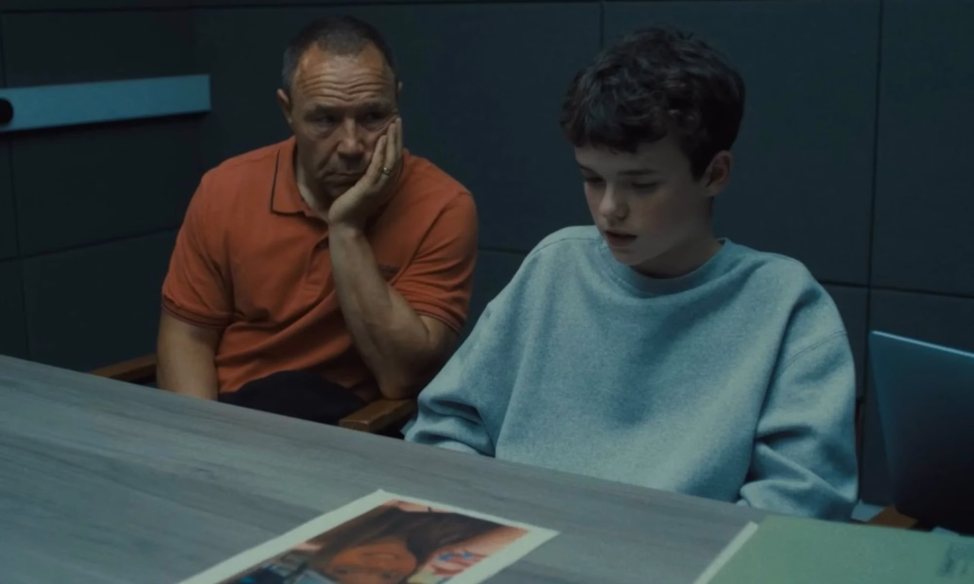 Adolescência série Netflix retrata conflitos emocionais entre pais e filhos